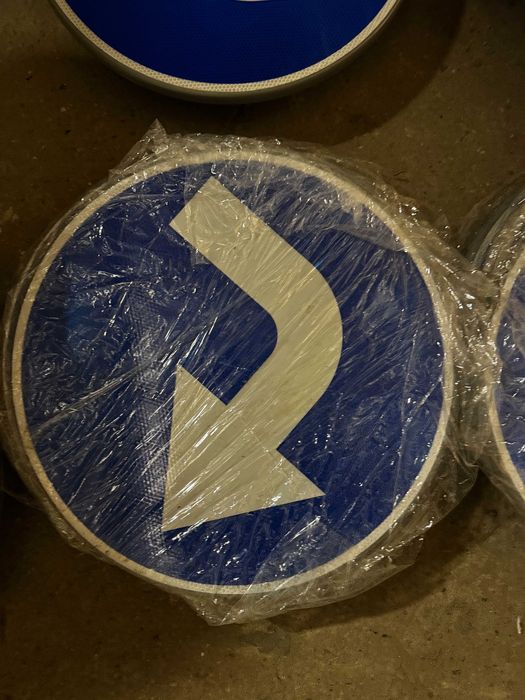 Znak drogowy, nowy zafoliowany (w komplecie z mocowaniem do słupa)