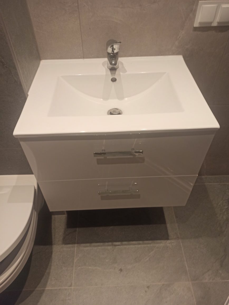 Szafka łazienkowa wisząca z umywalką i baterią