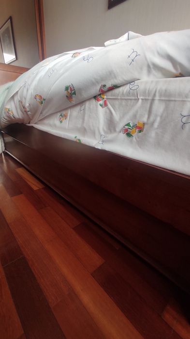 Cama individual com estrado e colchão