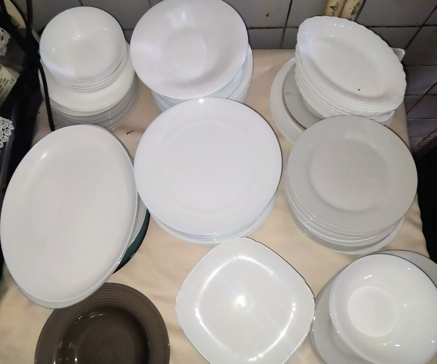 Стакани, бокали, рюмки, тарілки, дощечки,
