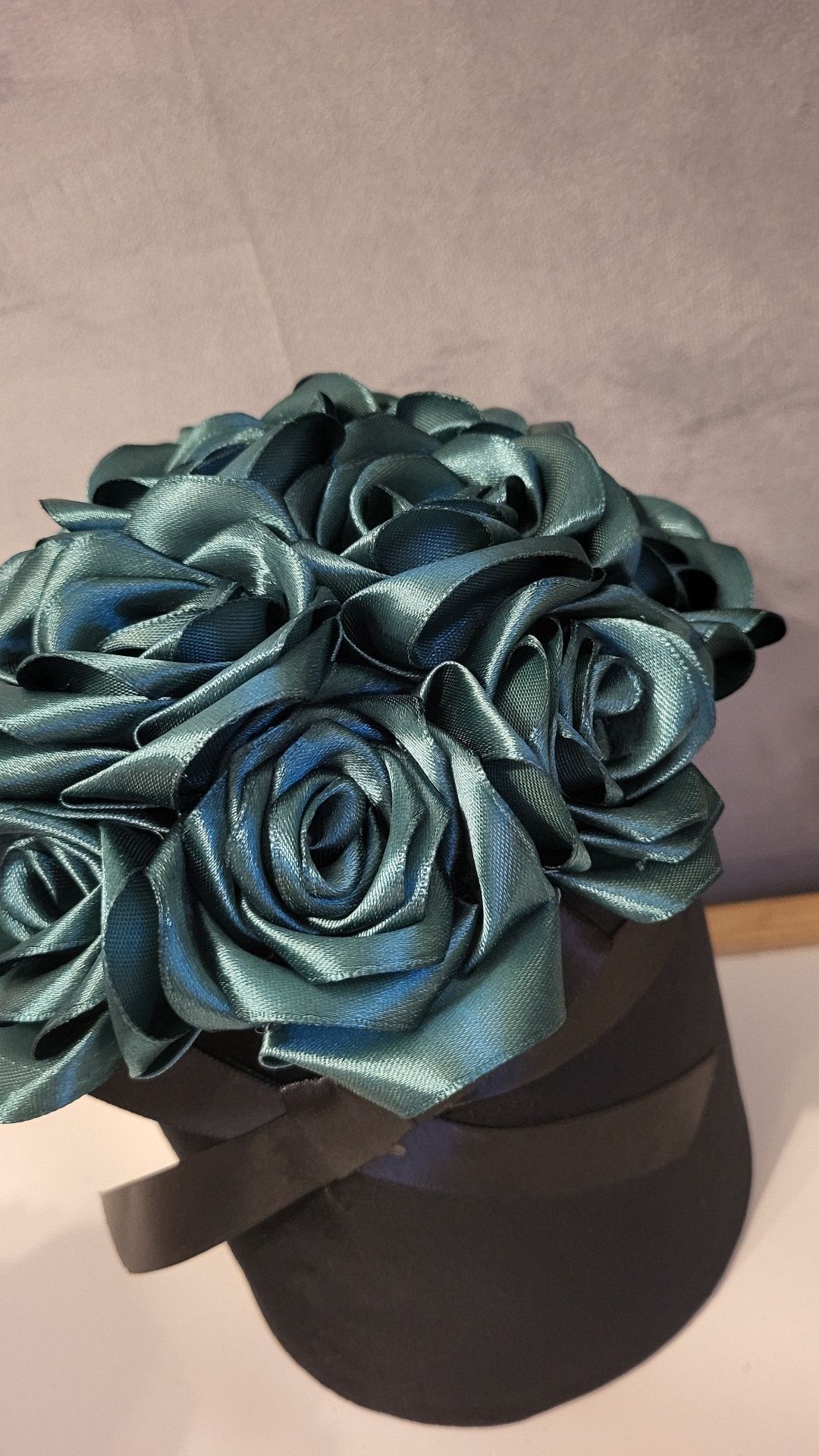 Flower box z satynowych róż