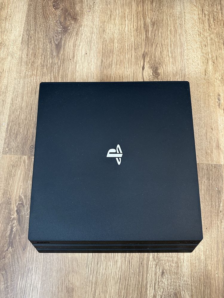 PS4 Pro 1 TB + 2 pady