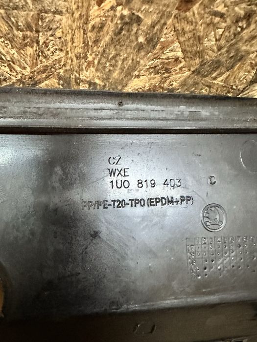 Переднє ліве жабо Шкода Октавія Тур Skoda Octavia Tour 1996-2010