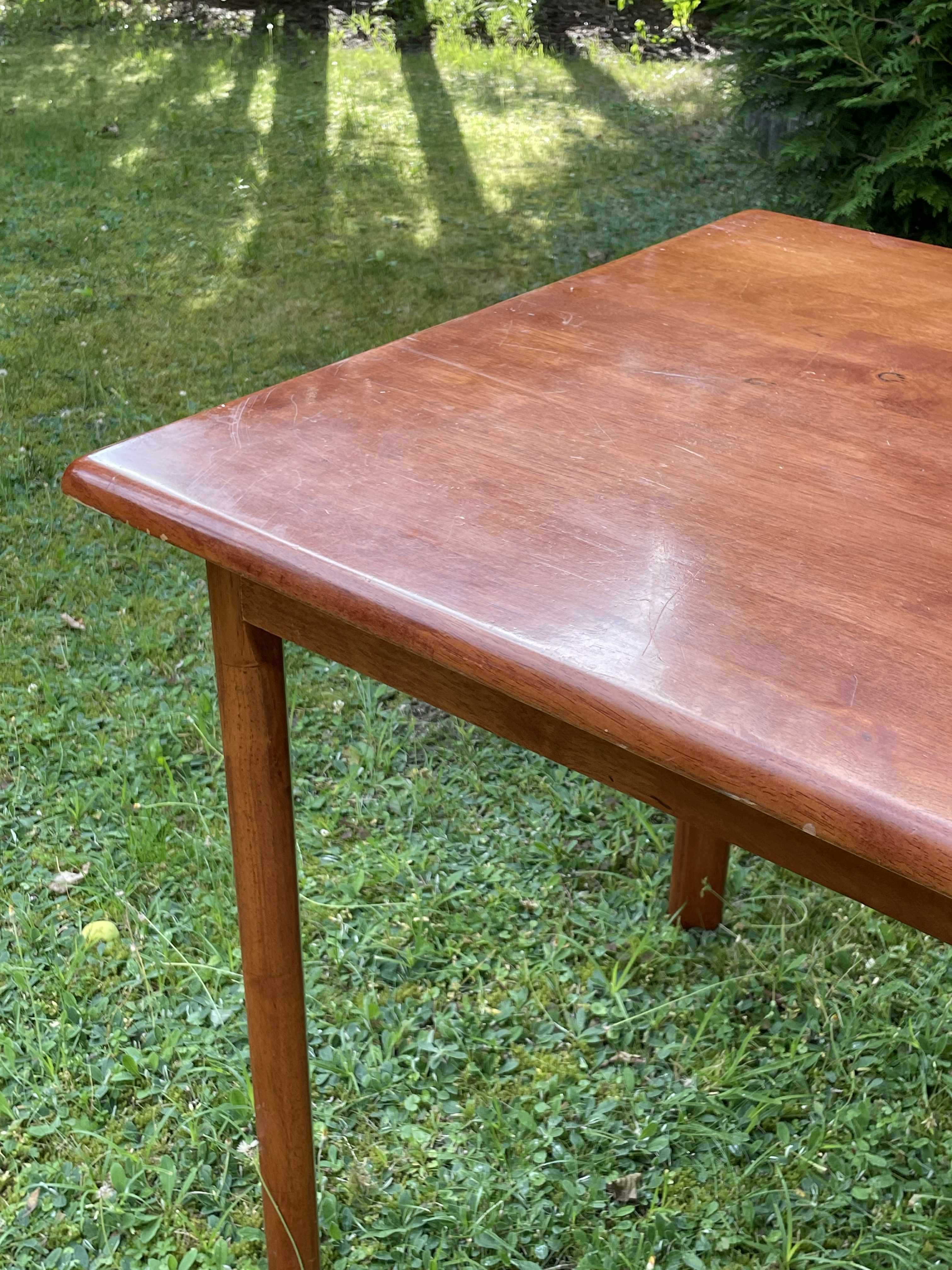Stół drewniany 120x75 cm – solidny, klasyczny, Made in Malaysia