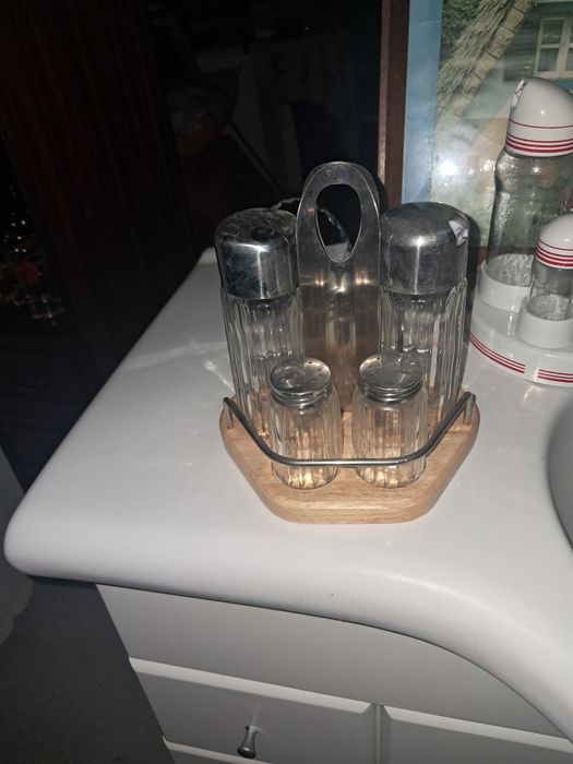 Galheteiro em vidro e madeira