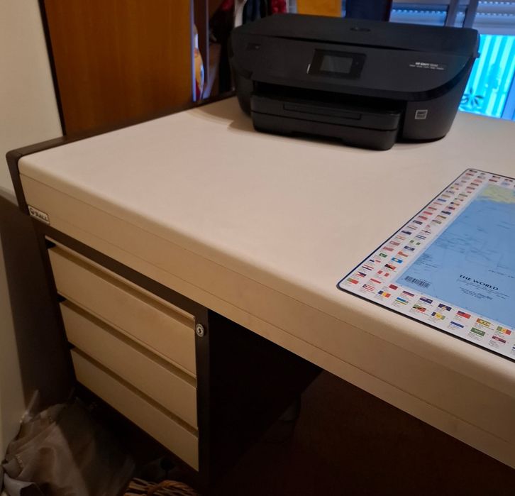 Secretária para escritório