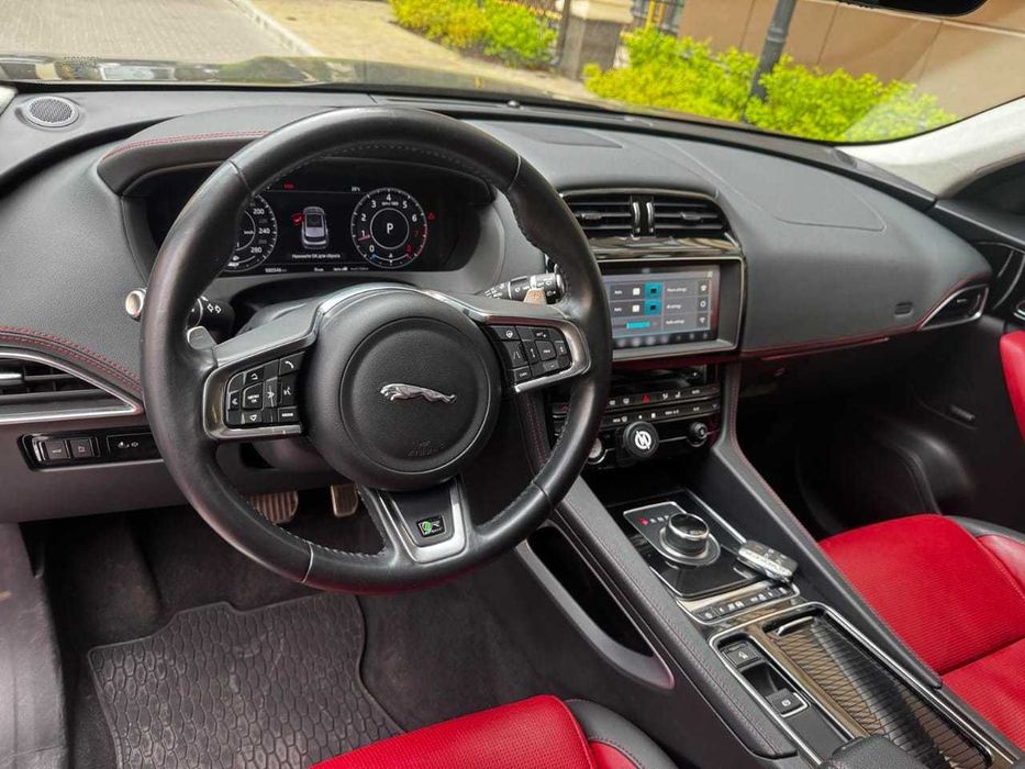 Jaguar F-Pace R-Sport 2.0 AWD (300 л.с.)