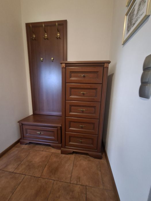 Wieszak do przedpokoju z komodą i