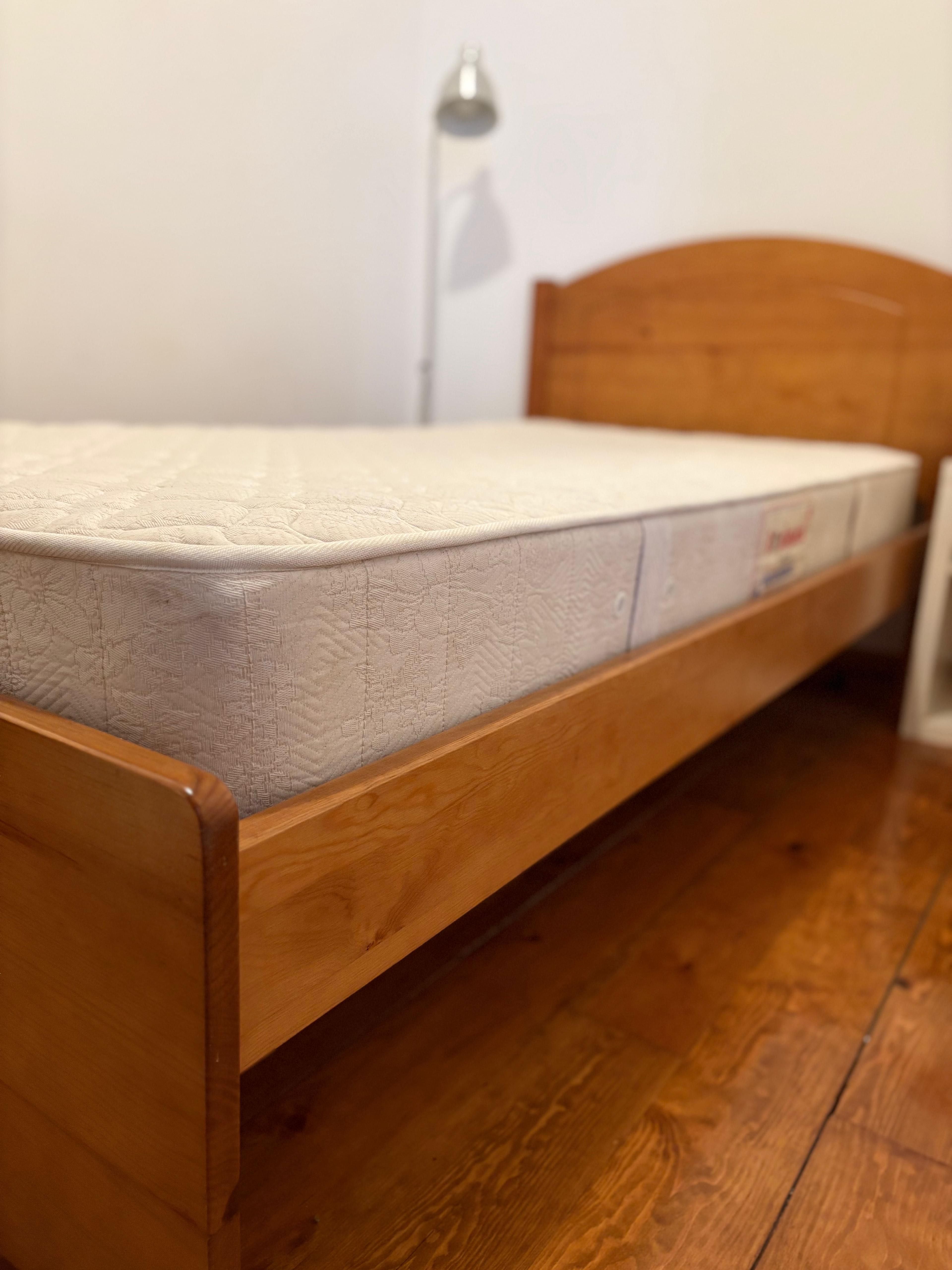 Cama de solteiro de madeira c/ colchão