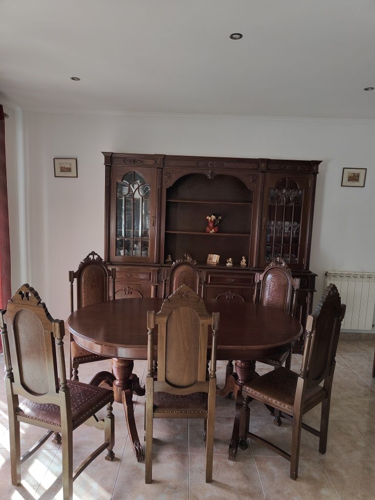 Móvel e mesa extensível