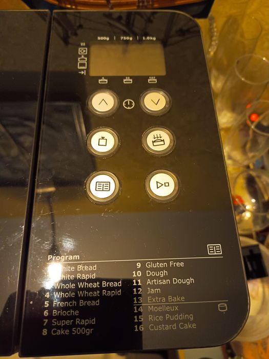 Хлібопічка Electrolux EBM 8000.