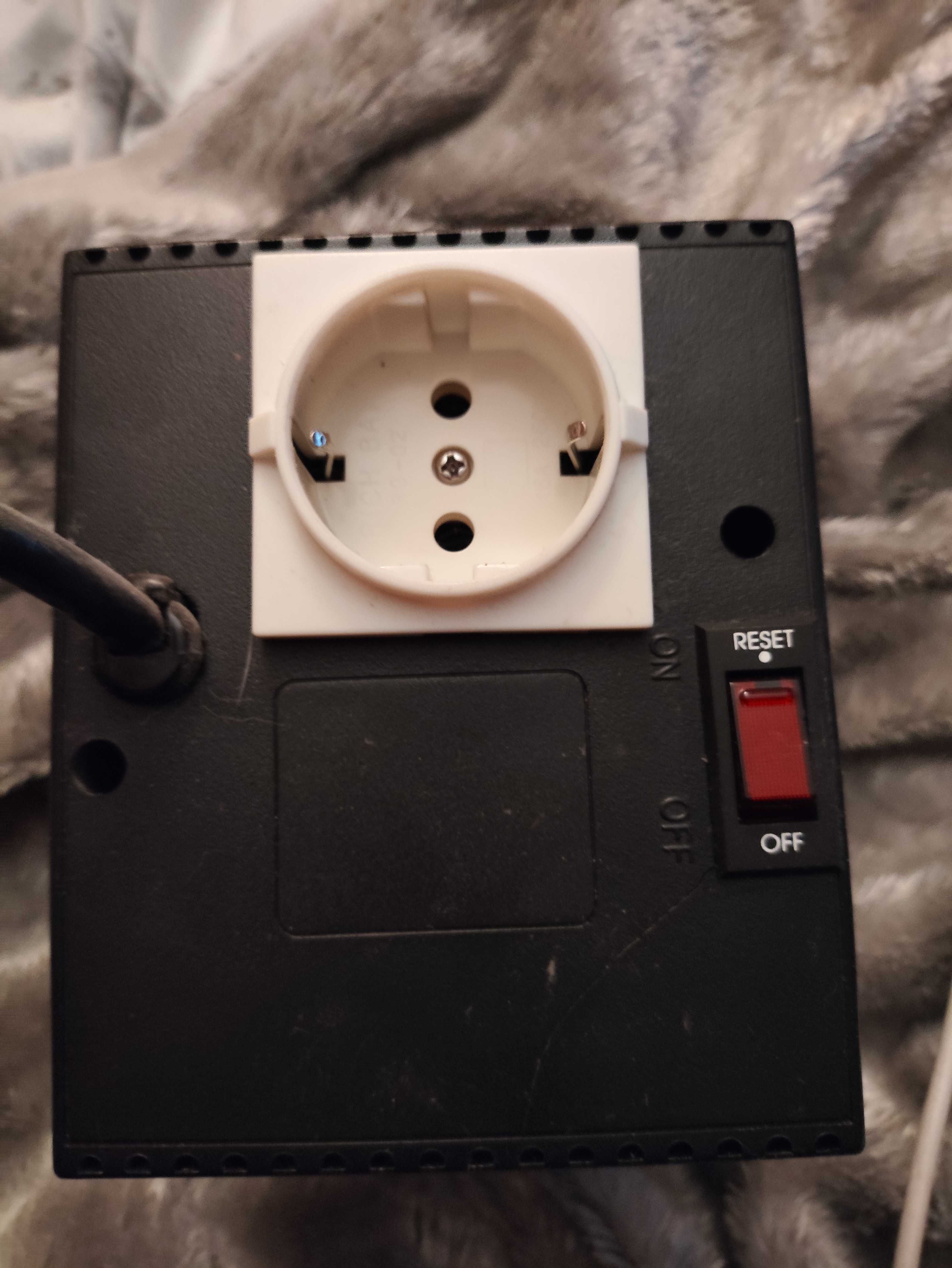 Стабілізатор напруги Powercom TCA-3000