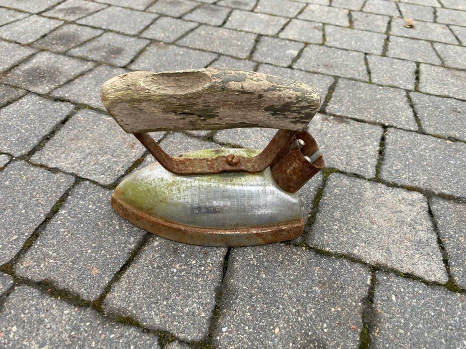 Stare żelazko z okresu PRL