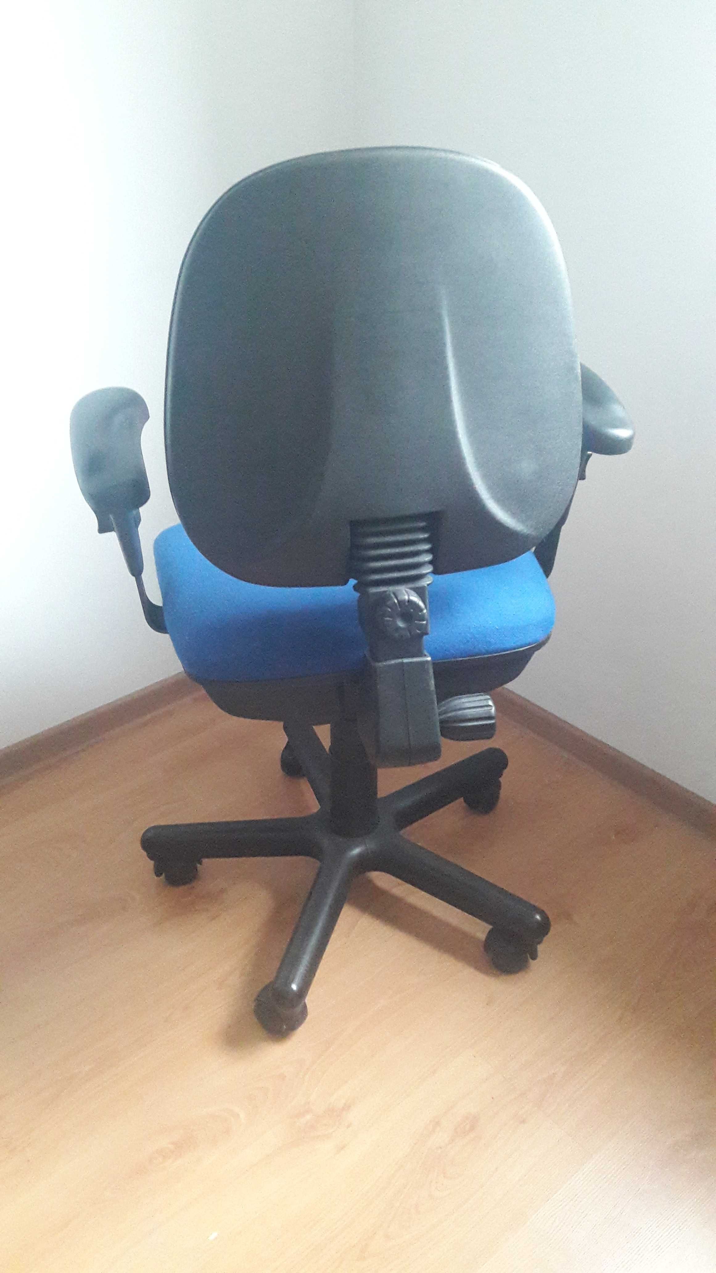 Krzesło biurowe niebieskie
