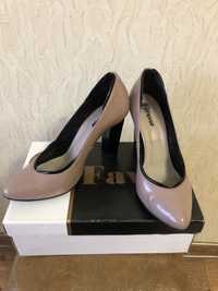 Женские лаковые туфли бренда Favor, 39 размер