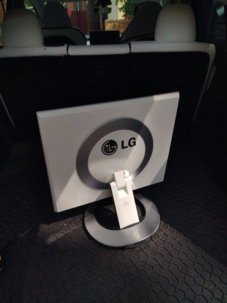 Монітор LG Flatron Slim
