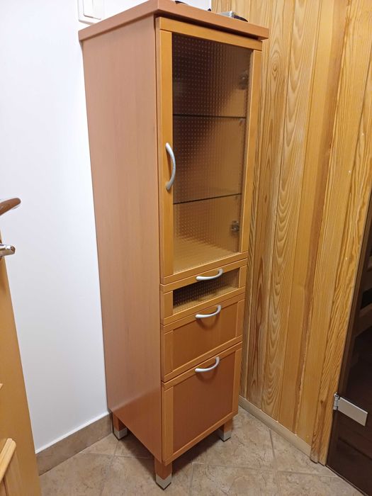 Zgrabna, pojemna szafka do łazienki, ewentualnie do garderoby.