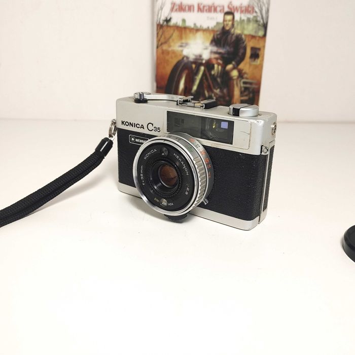 Analogowy kompaktowy Dalmierz KONICA C35 Automatic 1971 r SREBRNA