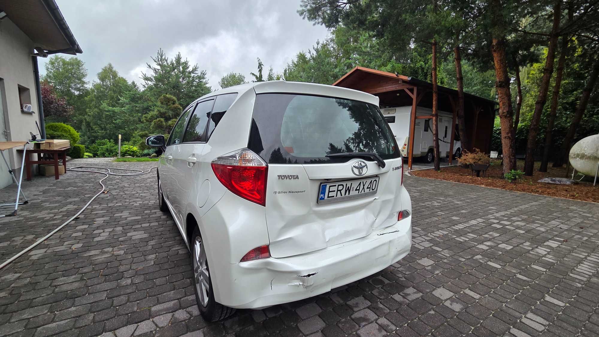 Toyota Verso S 1.4 d4d delikatnie uszkodzona, mozna jeżdzić!!!