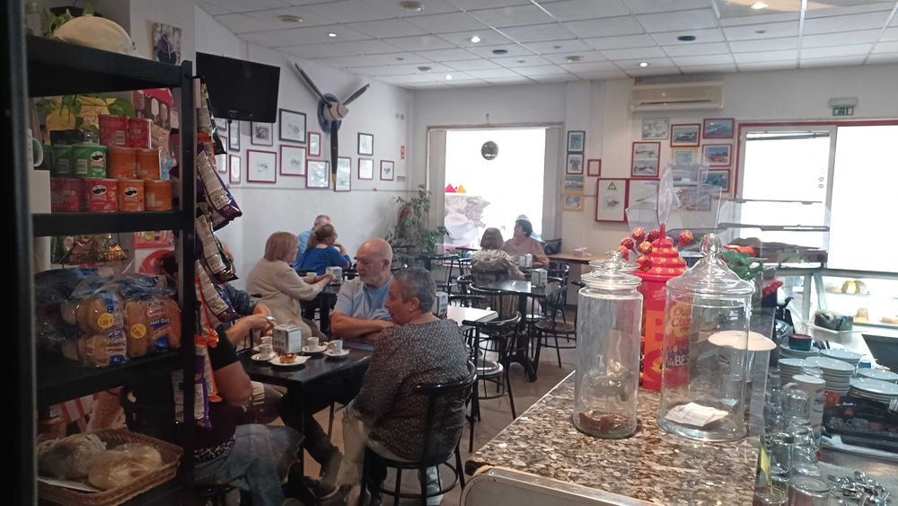 Pastelaria café a funcionar, chave na mão