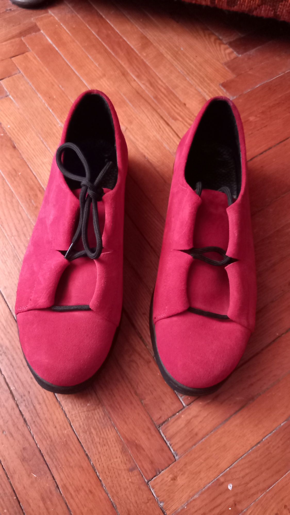 Весняні червоні туфлі