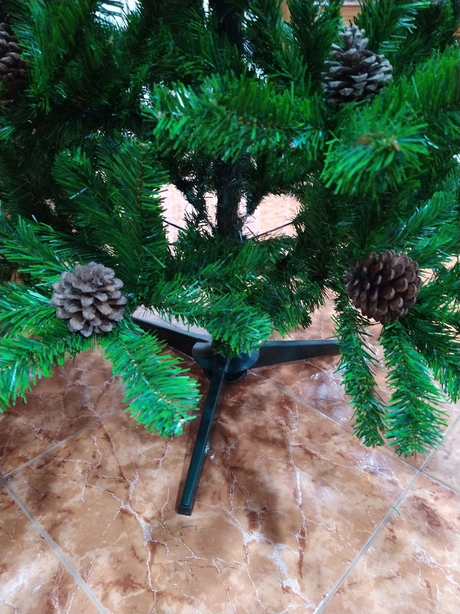 Árvore de Natal com pinhas casa quarto apartamento vivenda escritório