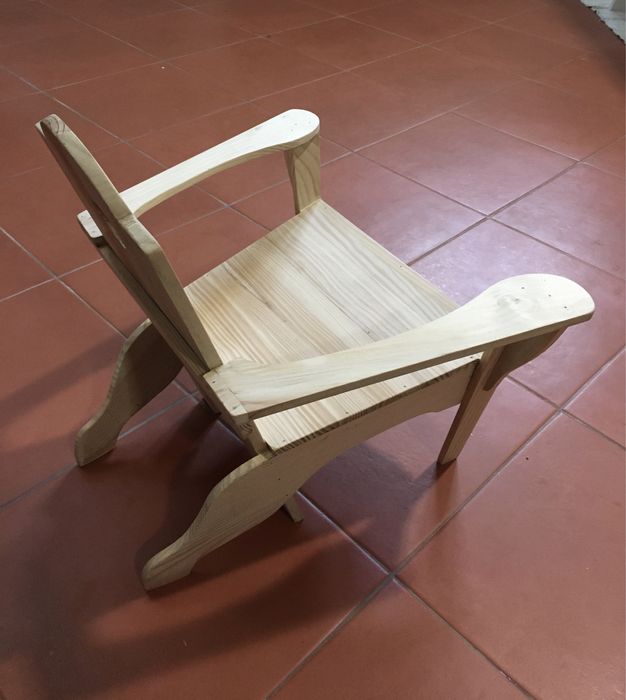 Cadeira pequena para criança com cerca de 30 cms de altura total