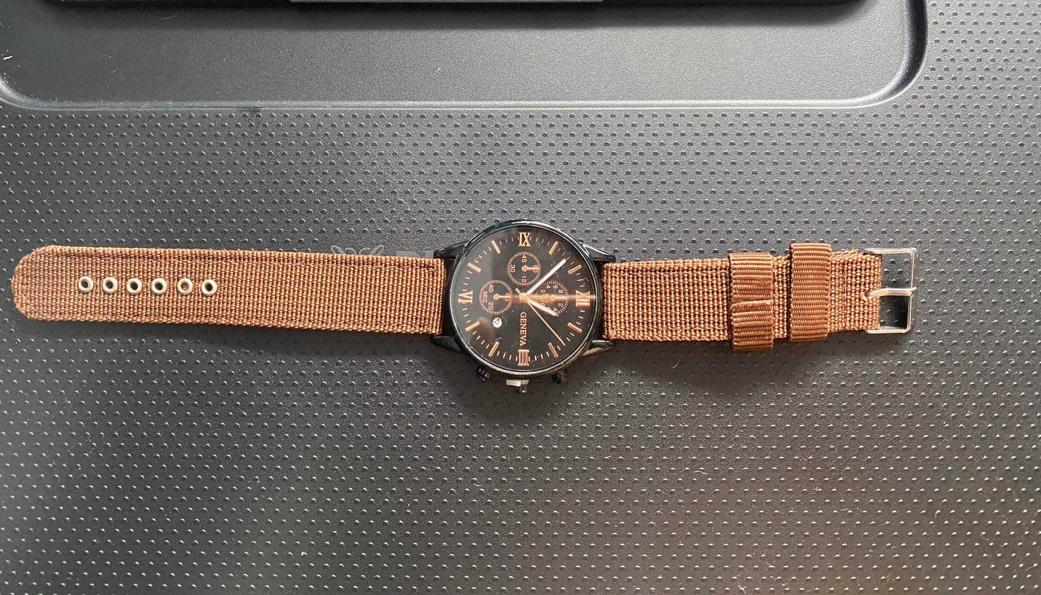 Nowy męski elegancki brązowy zegarek z czarno złotą tarczą