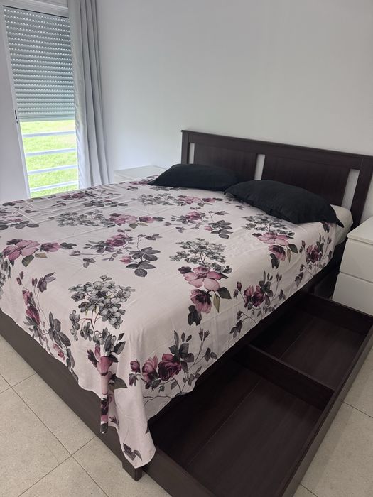 Cama casal , mesa cabeceira