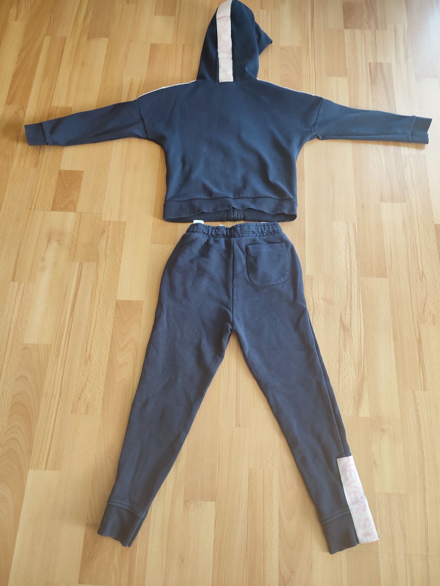 Dres firmy 4F, rozm. 128