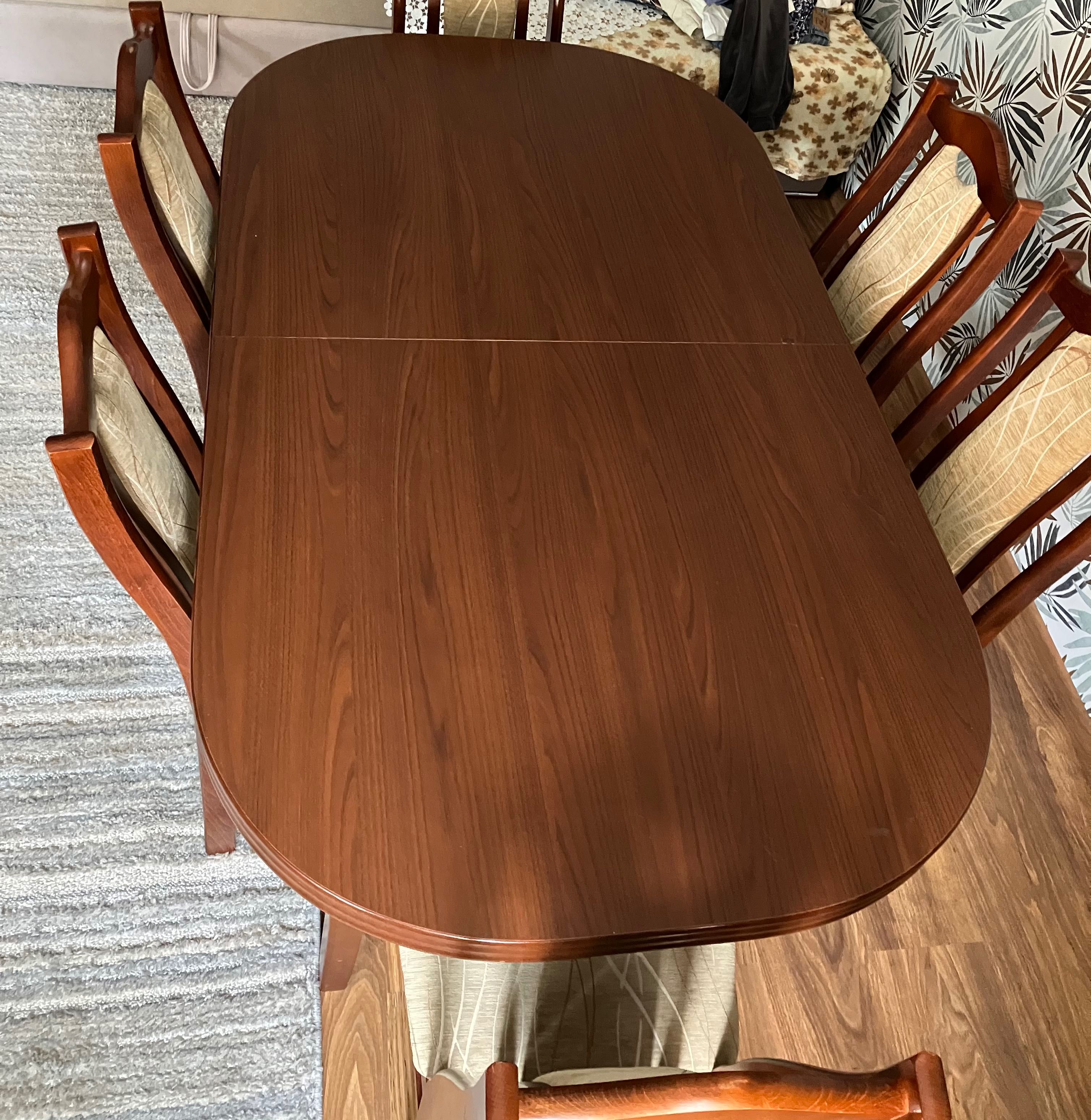 Stół jadalniany z kompletem krzeseł