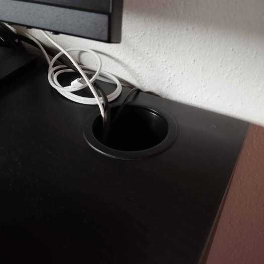Secretária IKEA 142x50cm cor preto