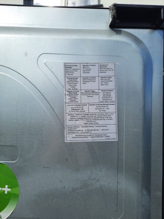 Czarna szklana lodowka Beko zamrazarka