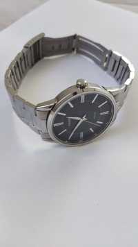 Srebrny zegarek Casio 1330 z czarną tarczą / kopertą