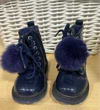 Botas de menina com ponpons