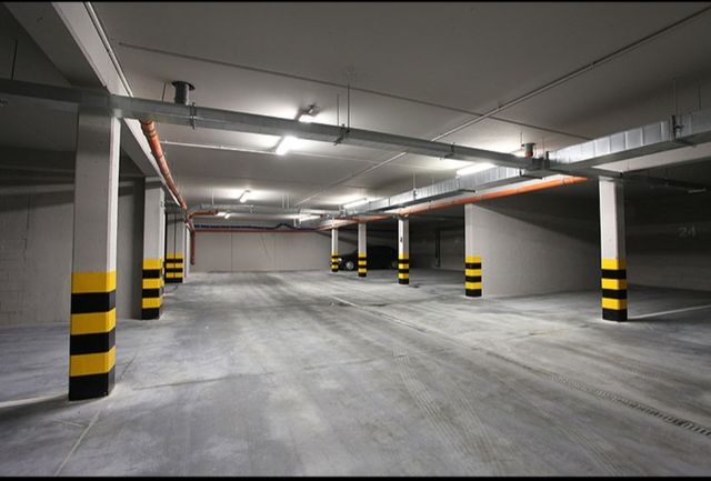 Miejsce parkingowe w garażu podziemnym Magazynowa
