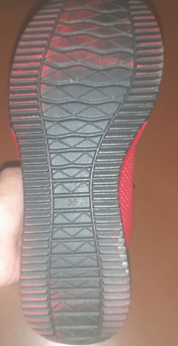 Продам кроссовки женские