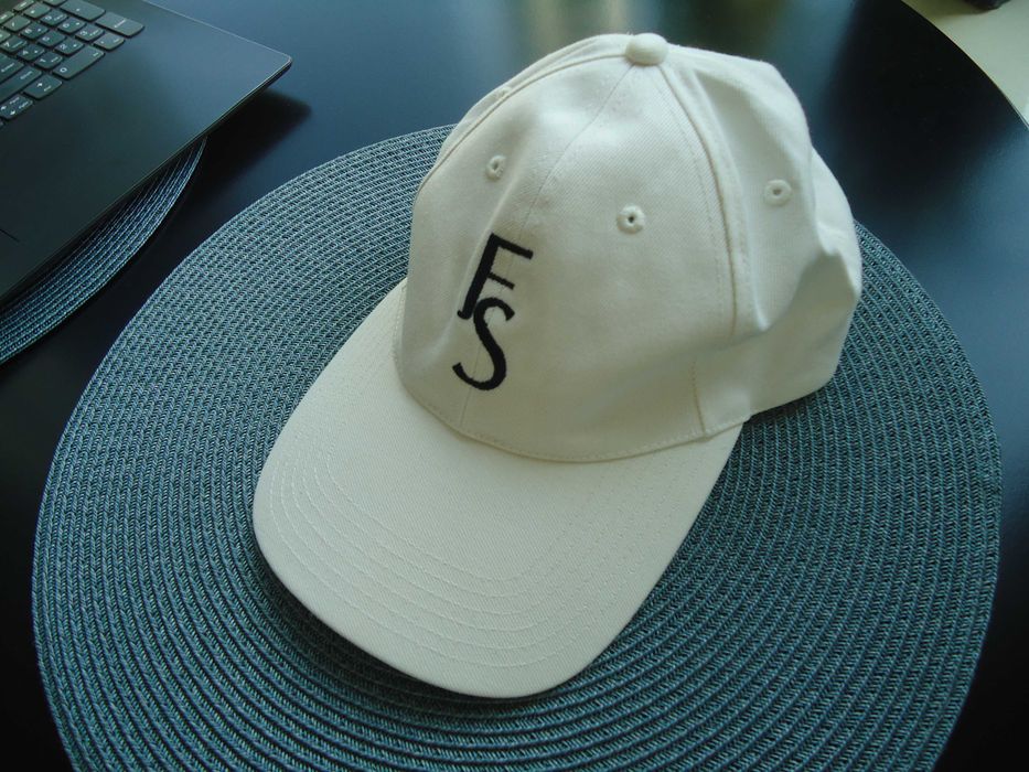 biała vintage czapka z daszkiem dzokejka retro