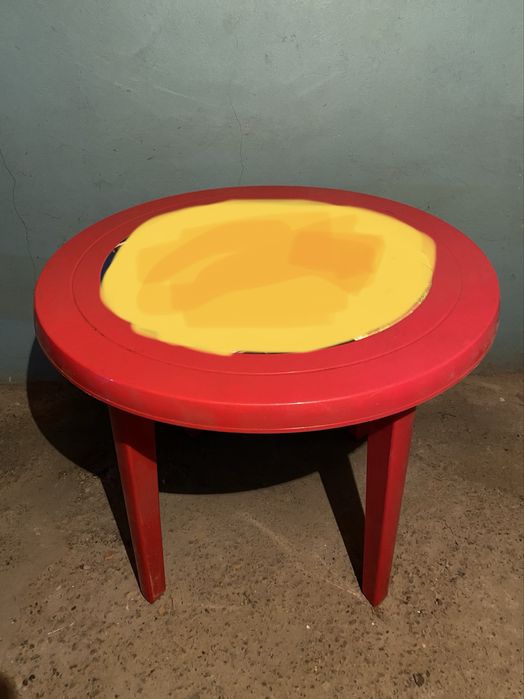 Продам пластиковый стол и стулья комплект