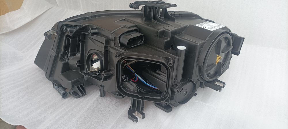 Lampa prawa Audi A4 B8 XENON