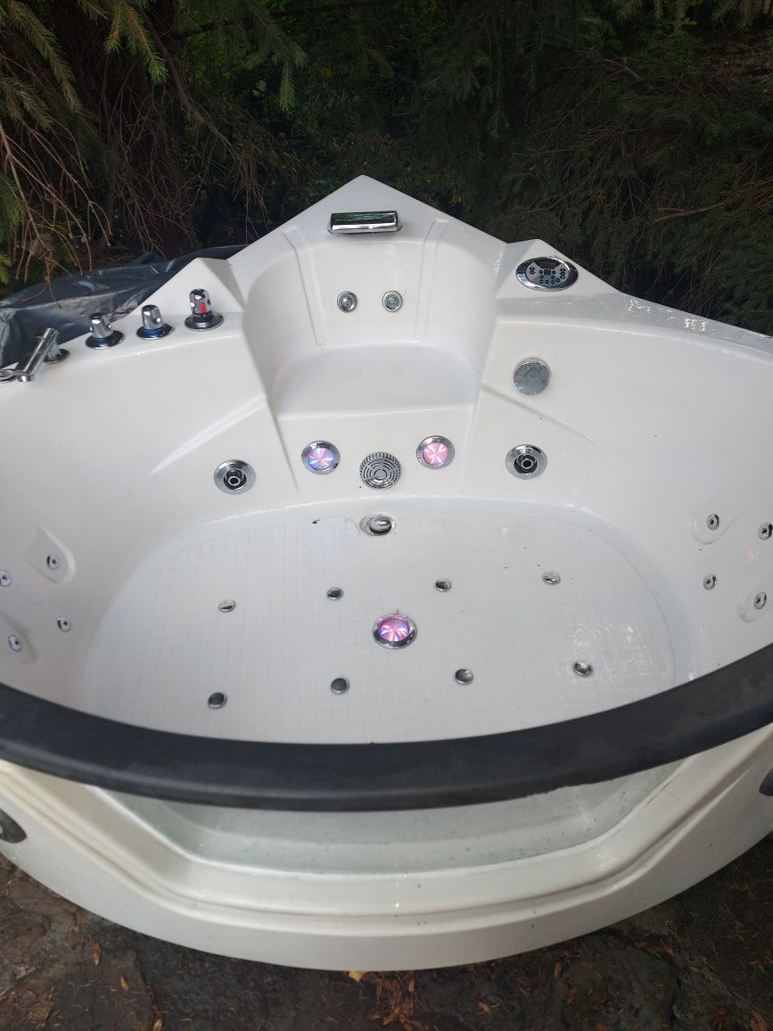 jacuzzi, wanna z masażem wodnym i powietrznym
