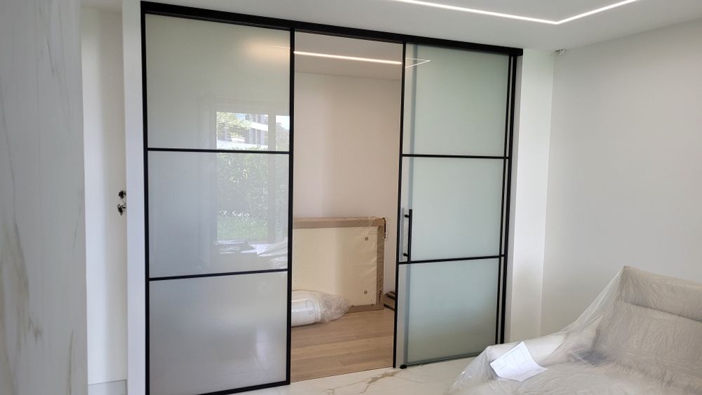 Drzwi szklane, loftowe, przesuwne w czarnych ramkach na wymiar