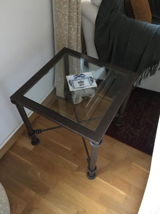 2 Mesas de apoio, em ferro e vidro em muito bom estado