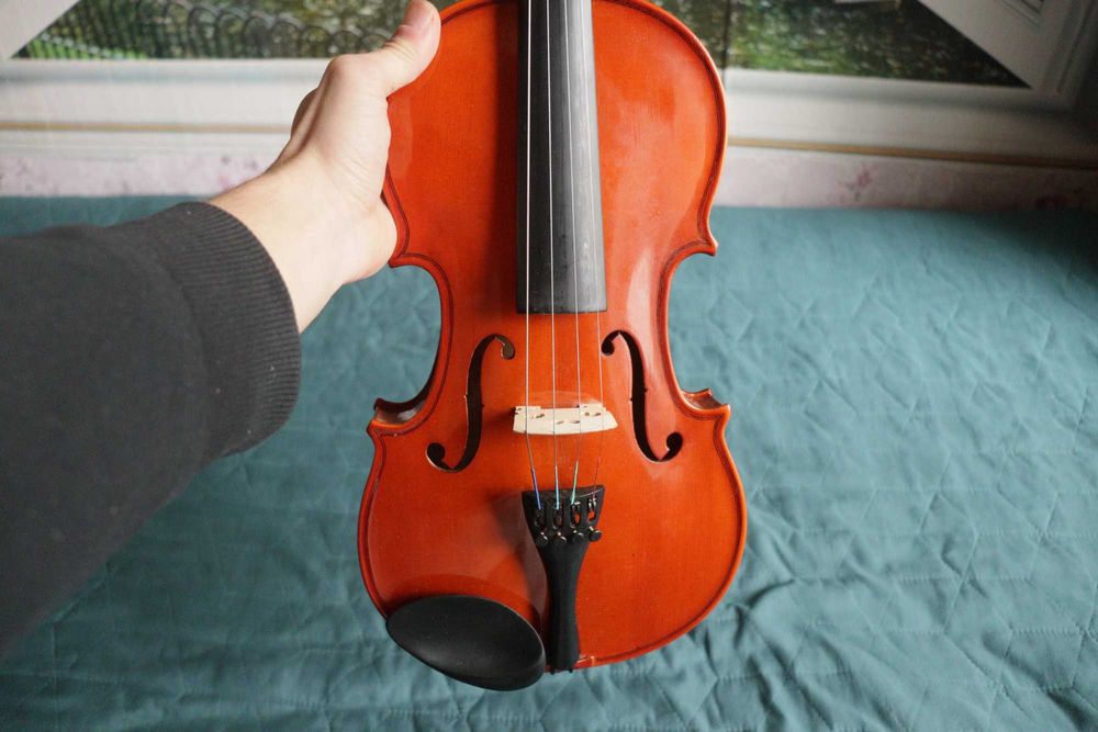 Скрипка 4/4 + 2 мостика,канифоль, подбородник в подарок