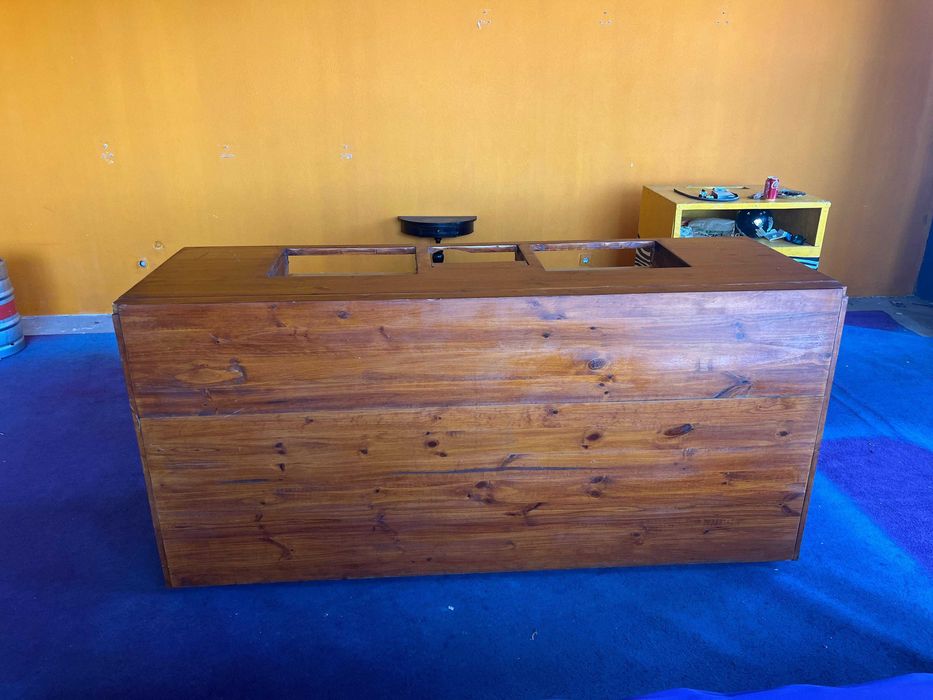 Cabina DJ / DJ booth em madeira feito a mão