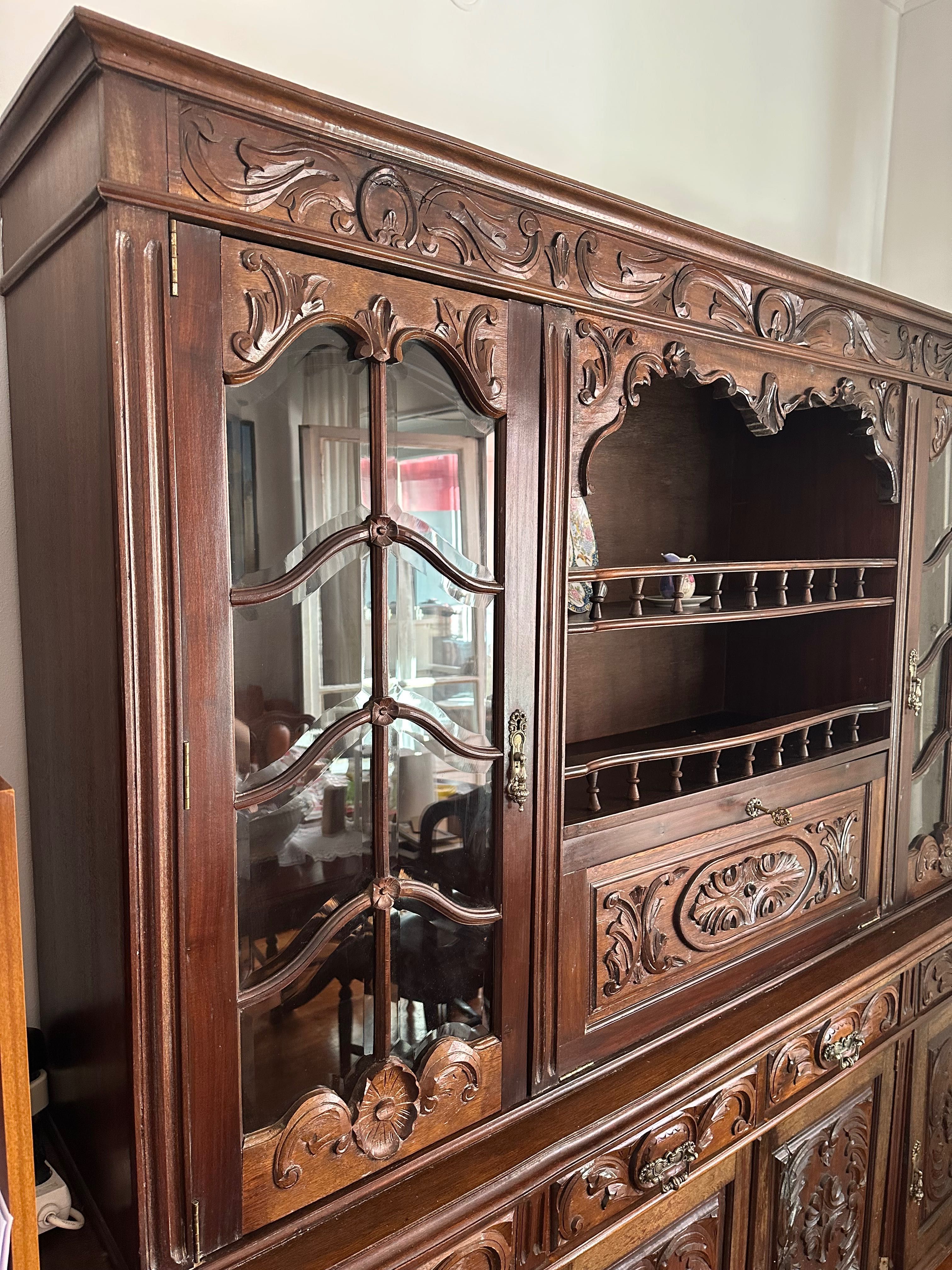 Móvel de Sala antigo em madeira maciça (carvalho) com bar e vitrine
