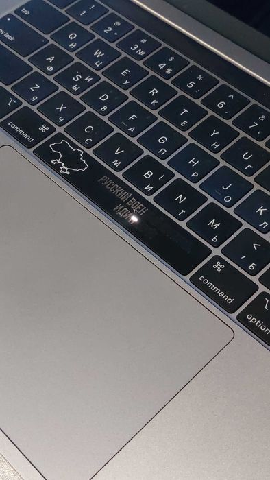 Нанесення кирилиці на клавіатуру MacBook опт. Гравіювання клавіатур