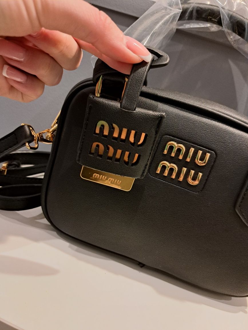 MIU MIU mała nowa czarna torebka zlote logo