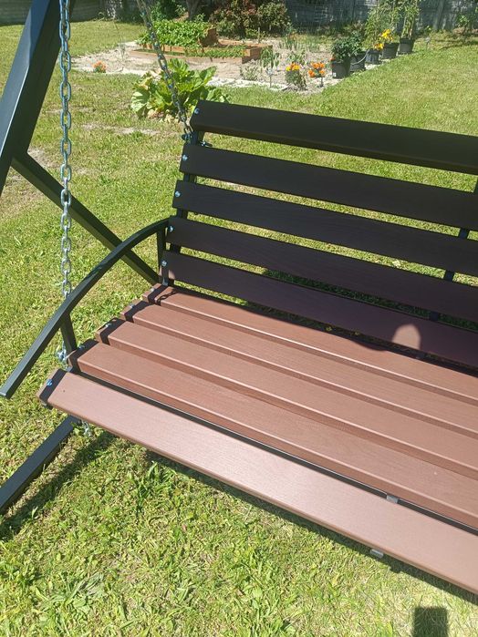 Huśtawka ogrodowa z daszkiem