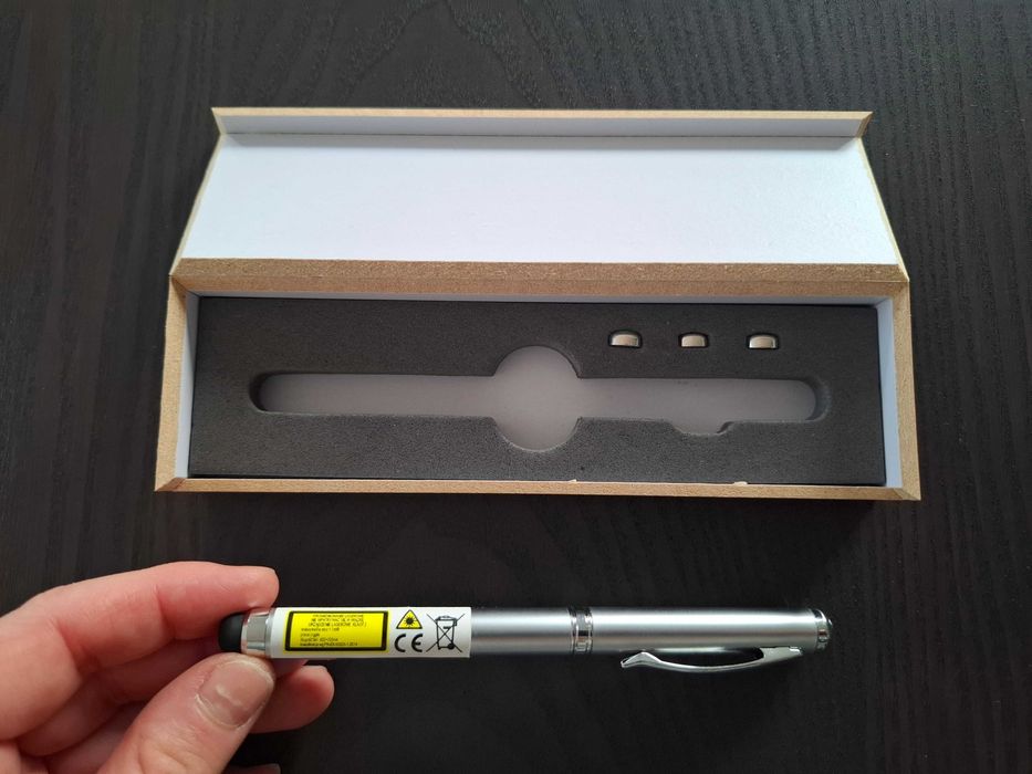 Metalowy wskaźnik laserowy z lampką LED